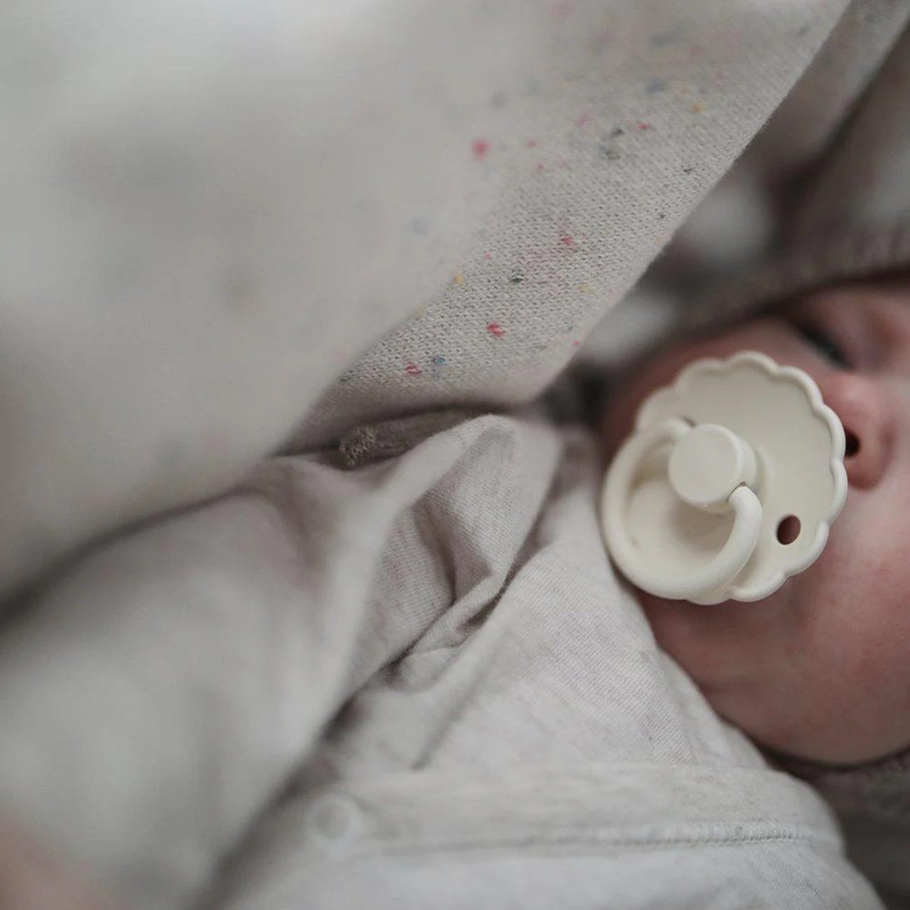 Frigg Daisy Night Latex Dummy - Cream/Croissant