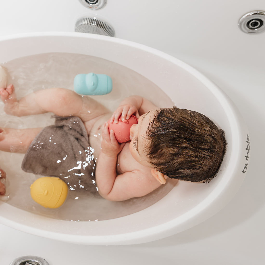 Bubble Cuddle Bath with Bath Seat - White