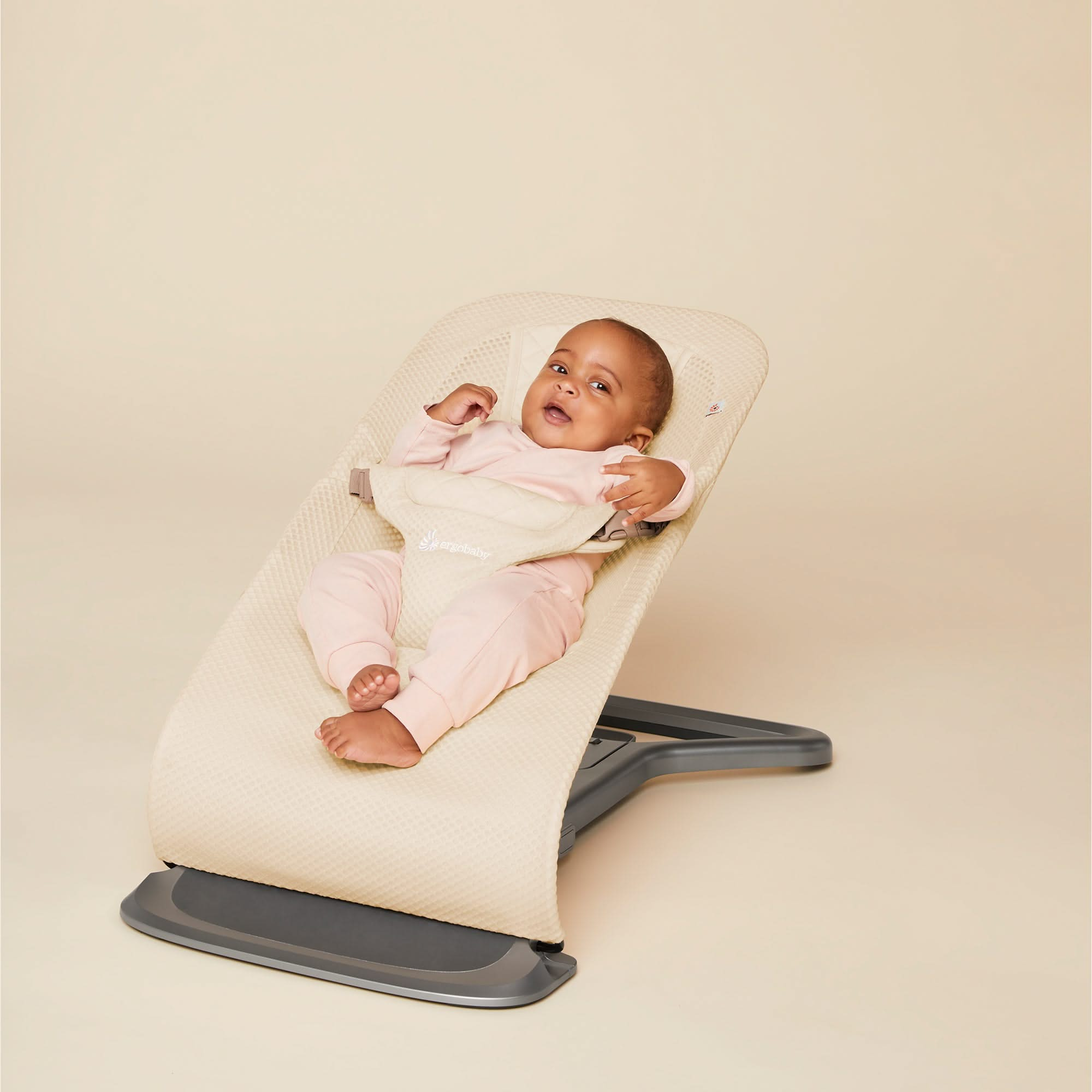 Evolve 3 in 1 Bouncer Mesh Cream by Ergobaby the memo The Memo