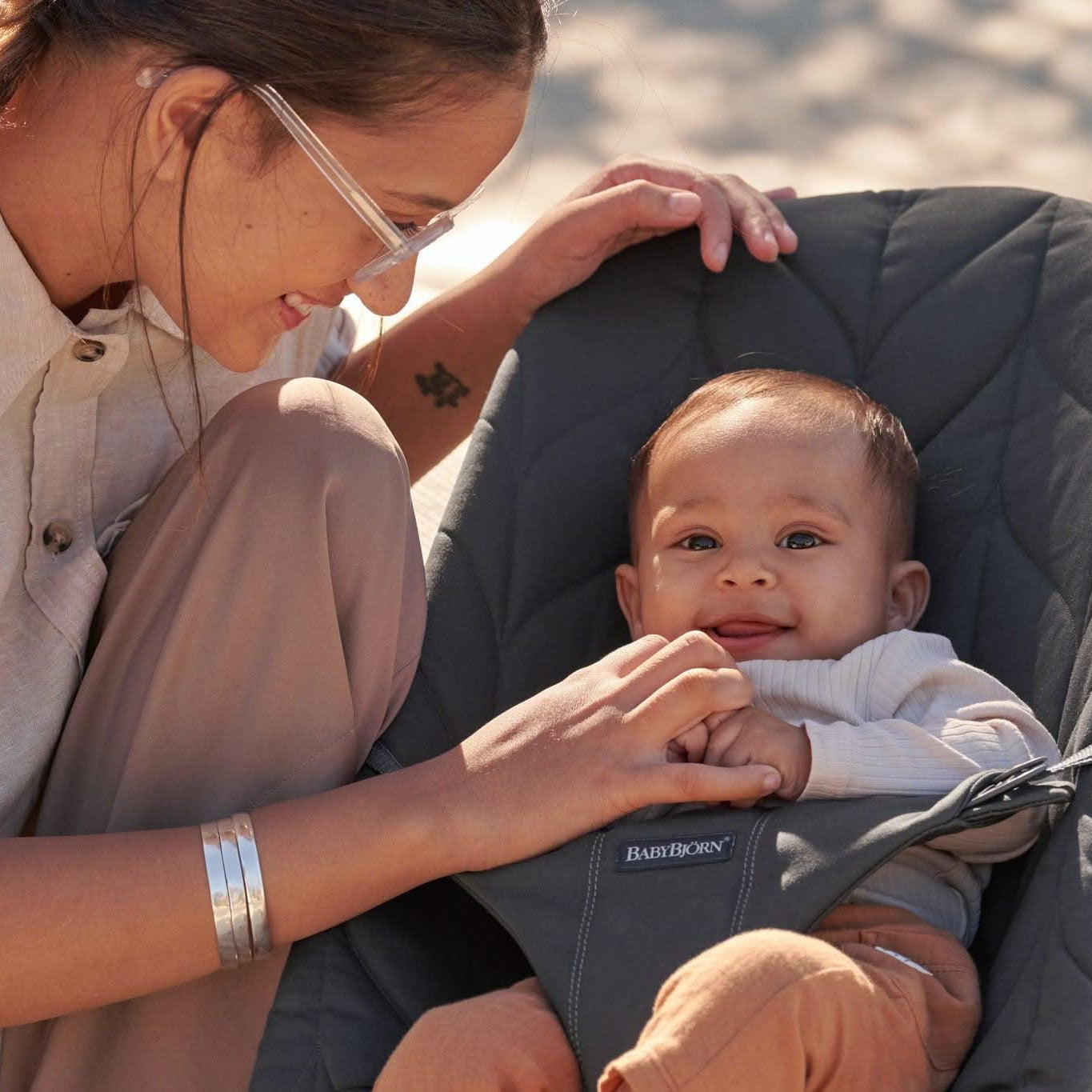 Bouncer Bliss Petal Quilt Anthracite Cotton by Baby Bjorn the memo